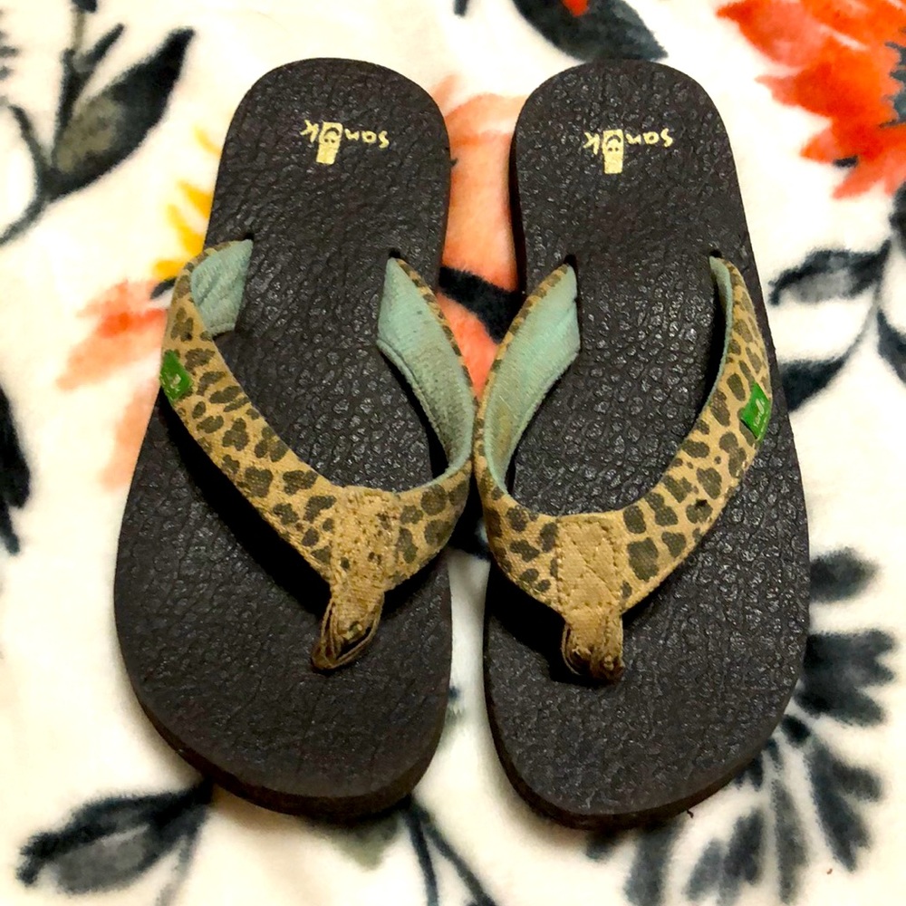 Girl cheeta flip flops